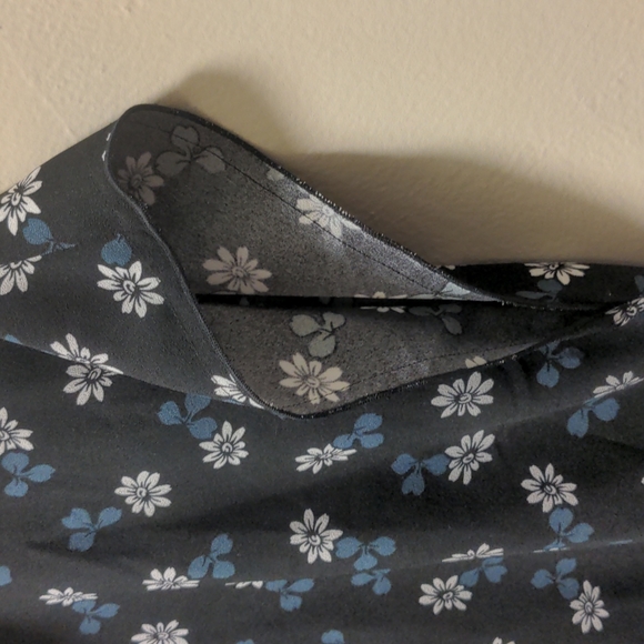 🍀 3/$9 Floral Mock Neck Blouse by Ann Taylor - Picture 3 of 6